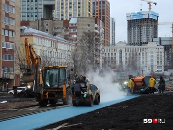 Уже традиционно для Перми на велодорожку укладывают синий асфальт | Источник: Кирилл Хафизов / 59.RU