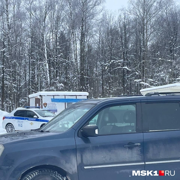На кладбище проследовали и сотрудники правоохранительных органов | Источник: Вера Борисова / MSK1.RU