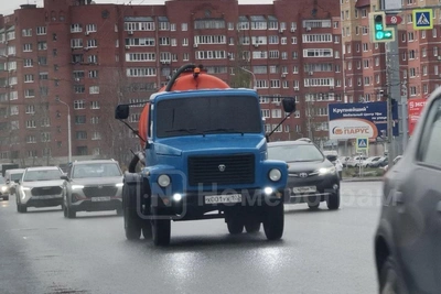 В Уфе гаишники остановили тонированный ассенизатор