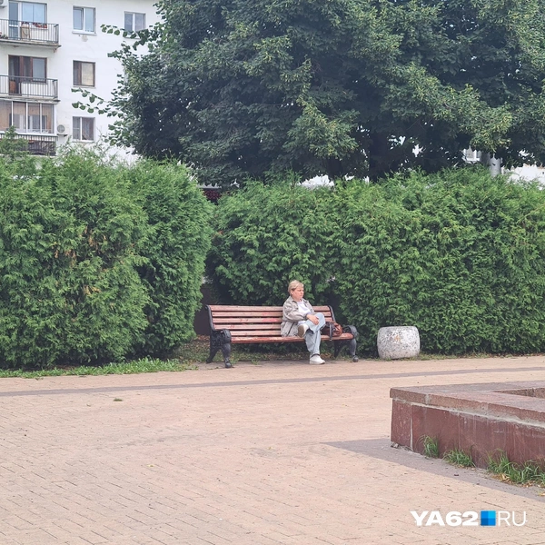 Лавки здесь тоже не красили | Источник: Светлана Коновалова / YA62.RU