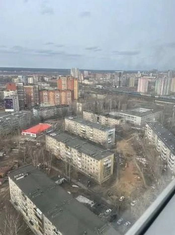 Фото с видом из окна сделано весной или осенью — еще не видно зелени | Источник: «Авито»
