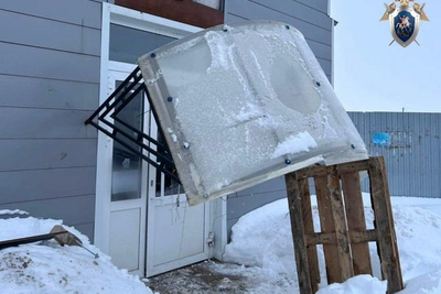 В Ташле навес магазина обрушился на пенсионерку