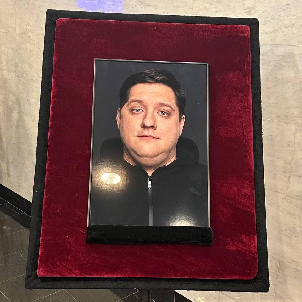 В Москве прощаются с актером Романом Поповым: онлайн-репортаж