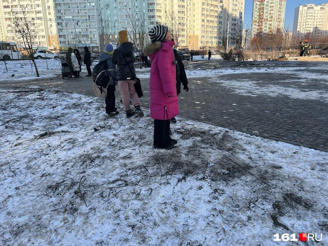Некоторые жители прождали несколько часов, прежде чем смогли зайти в дом  | Источник: Алина Заярная / 161.RU