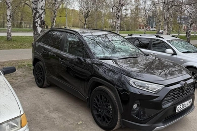 В Екатеринбурге днём сняли зеркала с двух иномарок