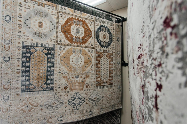 Ковры в магазине стильные, с интересными дизайнерскими узорами | Источник: Ксения Зимина