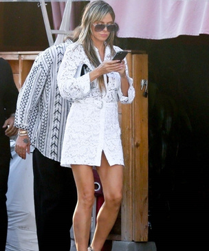Хайди Клум в экстремальном мини-платье и крутых босоножках на каблуках в форме букв