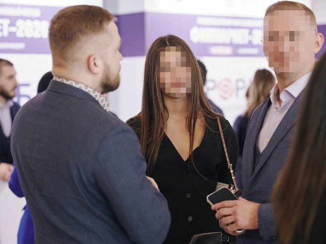 Брокер Вадим Шукуров (справа) был замечен на финансовом форуме | Источник: Telegram-канал «Финмаркет 12–13 мая 2026»