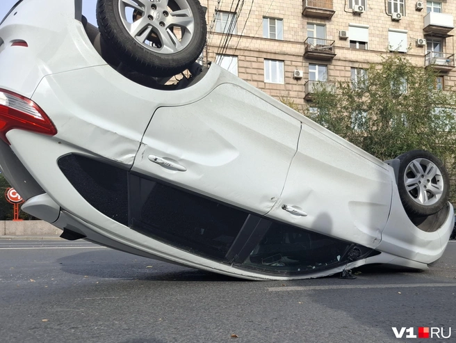 Для водителя белой Lada X-ray все произошло внезапно | Источник: Тимофей Крылов / V1.RU
