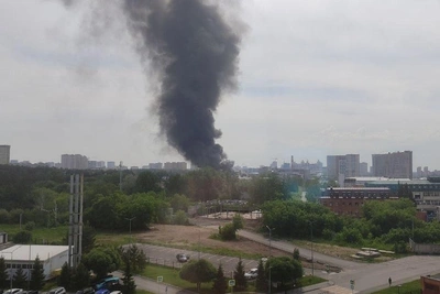 В Новосибирске заметили густой столб дыма — видео