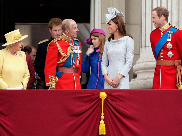 От Дианы до Кейт Миддлтон: самые яркие «балконные» кадры Trooping The Colour