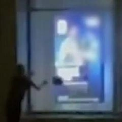 Задержанный поднял кусок тротуарной плитки и стал бросать его в стеклопакет | Источник: www.city-n.ru