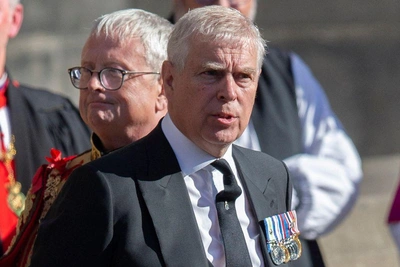 Принц Эндрю рассердил короля Карла, нарушив 'домашний арест'