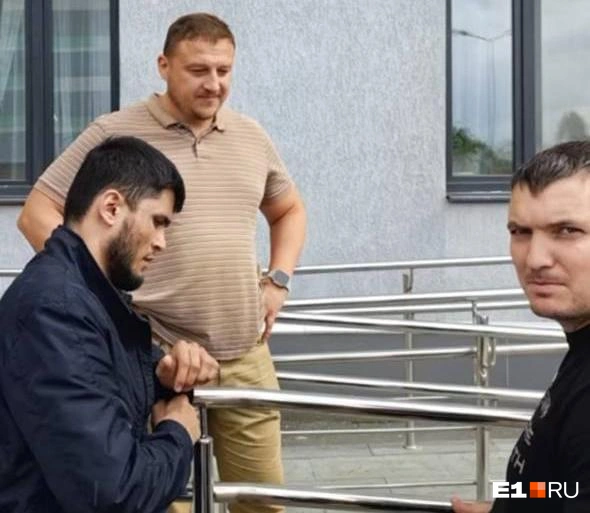 Семен Трачев в бежевой футболке, справа от него — предполагаемый исполнитель Талипов | Источник: читатель E1.RU
