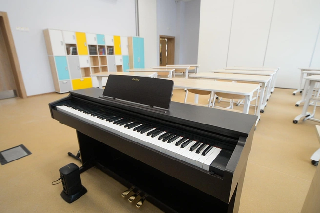 Бесплатно научиться играть на инструментах фактически можно в любой государственной музыкальной школе. Но там часто не хватает мест на всех желающих | Источник: Артём Устюжанин / E1.RU