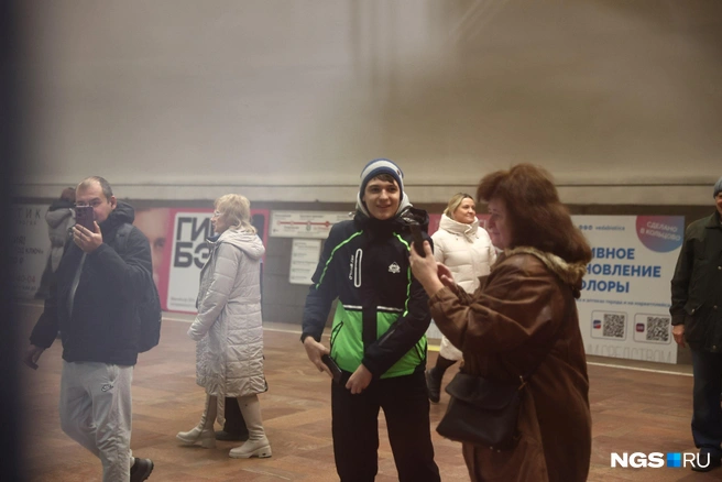 Адам с мамой зашли в новый поезд на площади Ленина | Источник: Александр Ощепков / NGS.RU