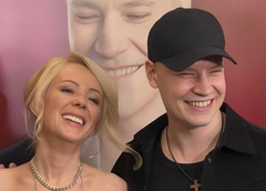 Пояснил за микрофон в штанах, кружился в танце с Мизулиной, играл на балалайке: день рождения SHAMAN на сцене Кремля