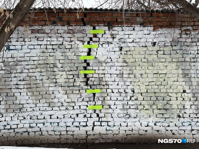 На стене гаража отмечено место разлома  | Источник: Мария Лобанова / NGS70.RU 
