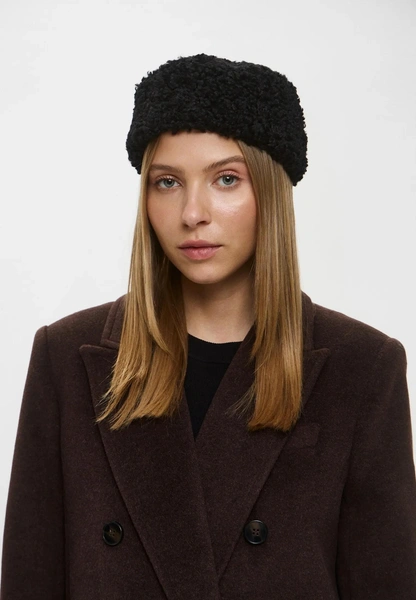 Шапки, береты и кепки: самые модные головные уборы зимы 2025/26 Шапки, береты и кепки: самые модные головные уборы зимы 2025/26