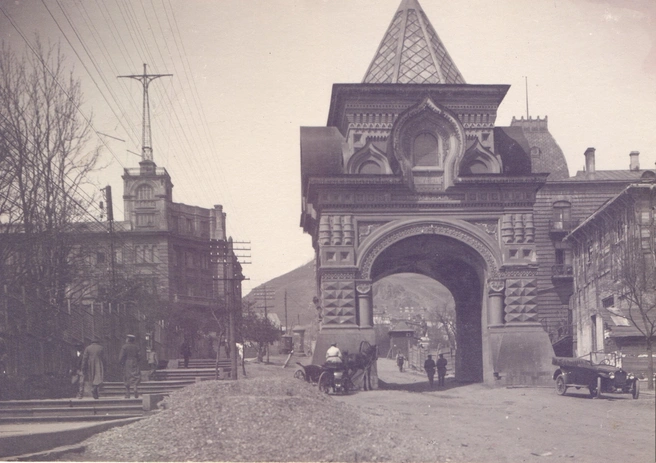 Николаевские триумфальные ворота в 1922 и почти сто лет спустя. Эту арку восстановили и открыли заново в 2003 году | Источник: pastvu.com