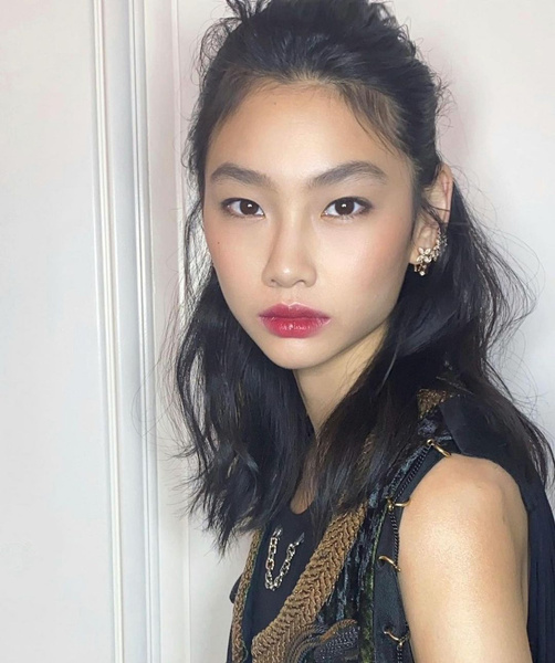 Яркая помада и широкие брови: освежающий легкий макияж на Новый год 2022 от Чон Хо Ён