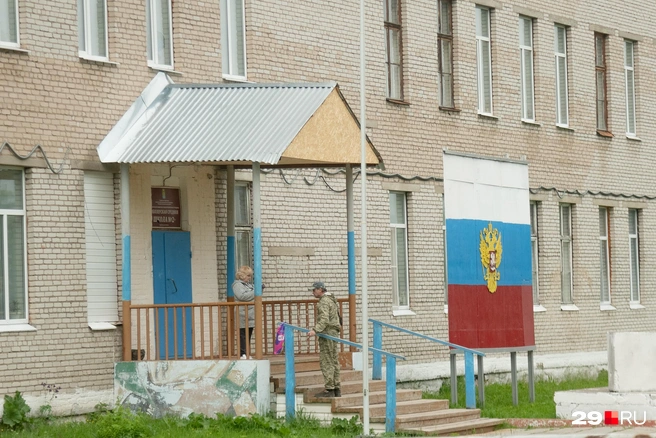 Вход в местную школу. Здание до сих пор напоминает, что здесь когда-то была воинская часть | Источник: Иван Митюшёв / 29.RU 