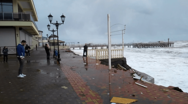 Эвакуация, потоп и вырванные деревья: «шторм века», бушующий на юге России, движется в сторону Москвы