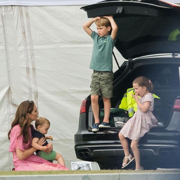 Герцогини Меган и Кейт с детьми поддержали супругов на матче