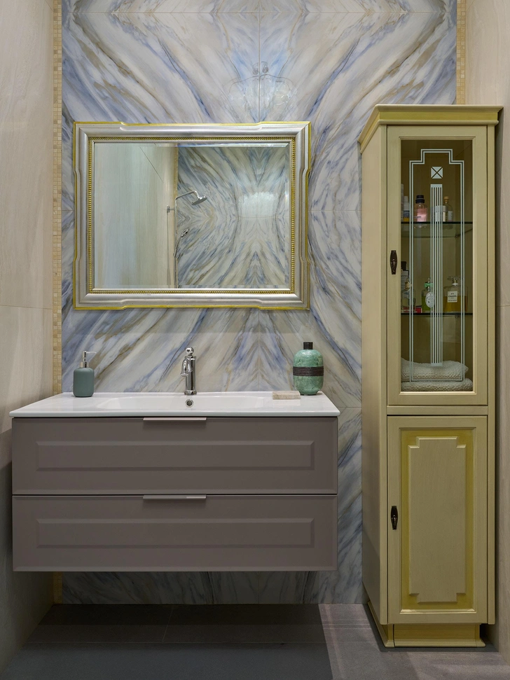 Зеркало и шкафчик, Maxlevel. Тумба с раковиной и смеситель, «Кредит Керамика». Плитка, Sal Sapiente. | Источник: Ник Руденко. Стиль: Людмила Кришталева, Елена Середа 