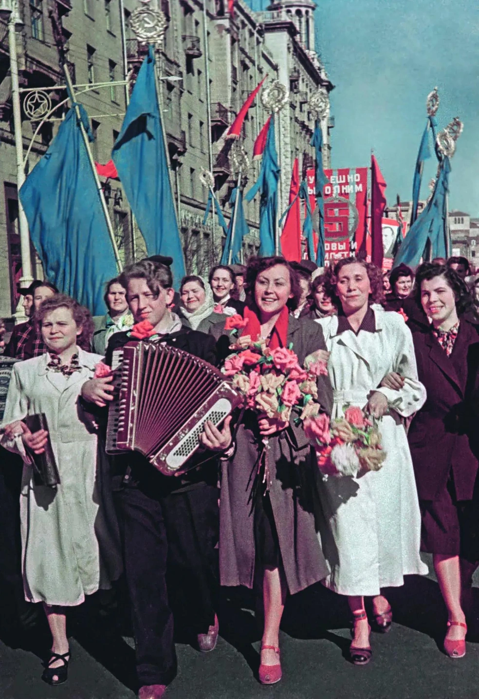 Таким был Первомай на улицах Москвы в 1953 году | Источник: Д. Шоломович / Главархив Москвы