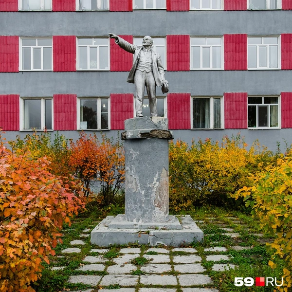 Напоминание о советской эпохе&nbsp;— памятник Ленину | Источник: Тимофей Калмаков / 59.RU