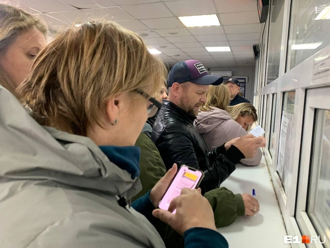 Получение документов или проставление необходимых печатей требует от граждан преодоления значительных организационных сложностей | Источник: Дарья Манохина / E1.RU