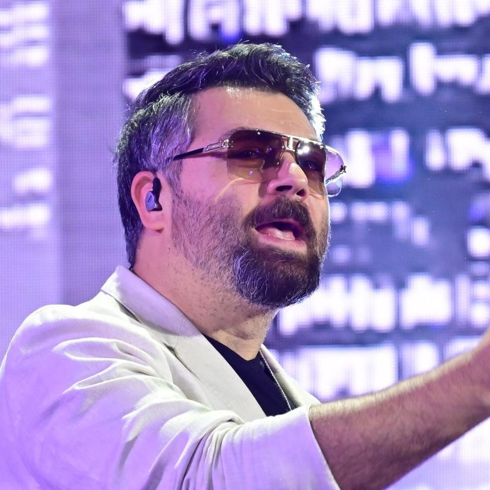 Целует руки и прижимает к себе: Алексей Чумаков попался с красоткой во время страстных танцев