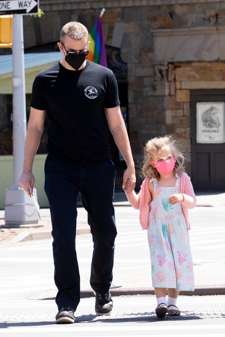 Минутка умиления: ужасно милый Брэдли Купер на прогулке с дочерью Леей