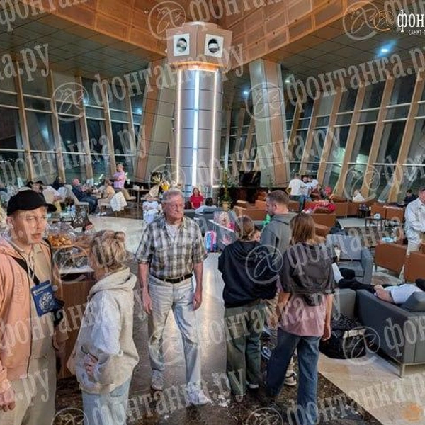 «Ситуация накаляется, отказывают в еде и воде». Петербуржцы, в том числе дети и беременные женщины, застряли в аэропорту Шарм-эль-Шейха | Источник: читательница «Фонтанки» Ксения