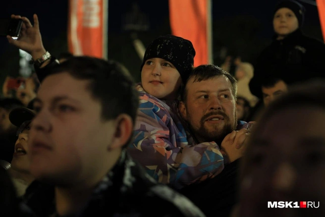 Вот так москвичи смотрели праздничный салют | Источник: Артем Устюжанин / MSK1.RU