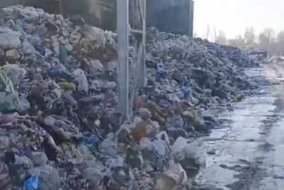 На тюменском заводе скопились огромные кучи мусора