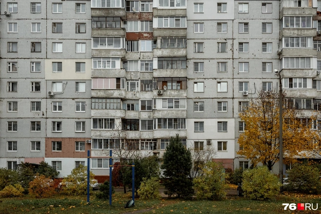 Осень украсила неизменные панельки  | Источник: Александр Куренной / 76.RU