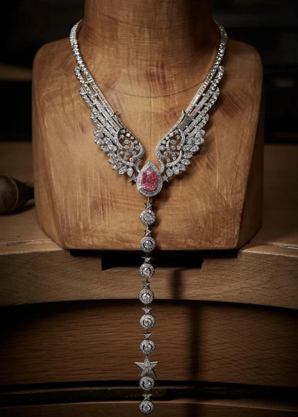 Колье Wings of Chanel из коллекции Reach for the Stars, Chanel Joaillerie | Источник: Chanel
