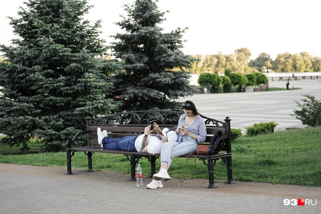 Недавно в микрорайоне покрасили все лавочки | Источник: Дарья Паращенко / 93.RU