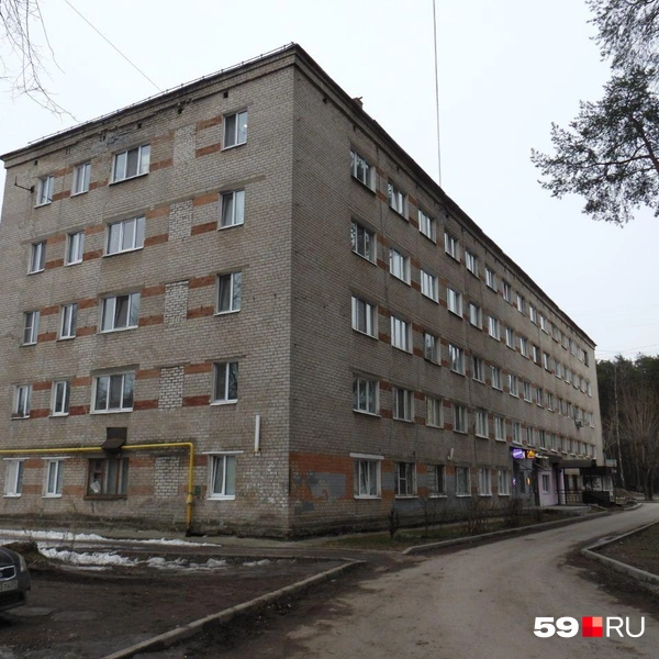 Ребенок выпал из одного из близких к торцу окон | Источник: Кирилл Хафизов / 59.RU