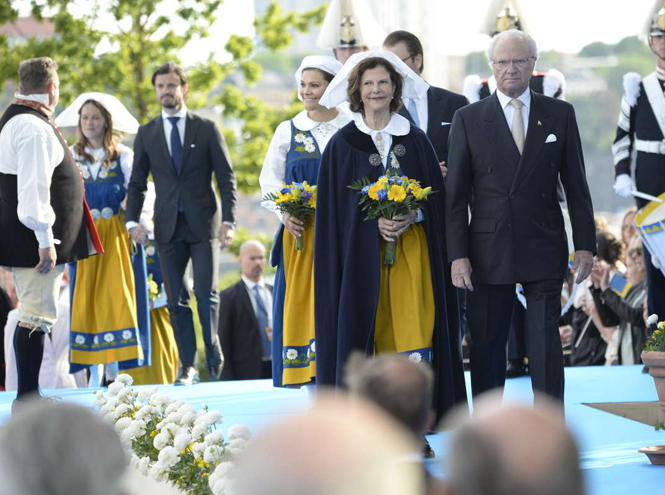 Фото №1 - Шведская королевская семья на праздновании Дня флага