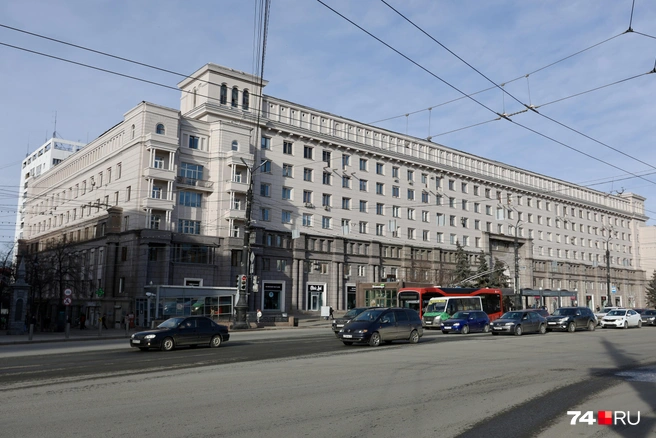 Фасад дома облисполкома начали ремонтировать в 2023 году и должны были завершить в 2024-м | Источник: Наталья Лапцевич