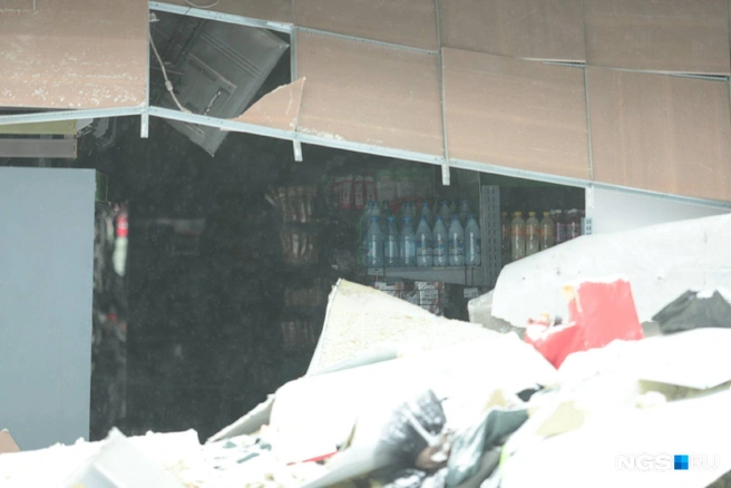 В здании находилось около десятка арендаторов, среди которых был продуктовый супермаркет «Ярче» | Источник: Андрей Бортко / NGS.RU