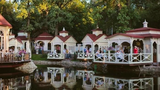 Ресторан «У озера», который входит в комплекс Dasko Garden | Источник: Daskogarden.ru
