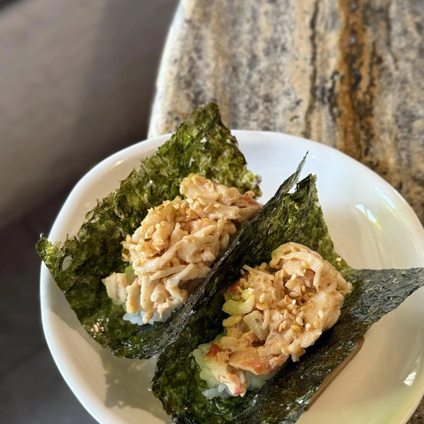 Хэндроллы с камчатским крабом | Источник: OVO izakaya