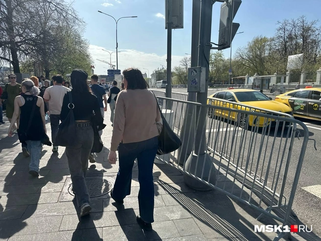 По обе стороны улицы Волхонки, у станции метро Кропоткинская, выставили заборы | Источник: Екатерина Рябчук / MSK1.RU