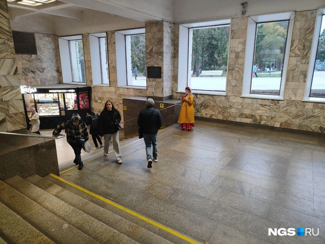 Подобные наряды уже являются типичным для тех, кто идет на концерт к певице | Источник: Александра Бруня / NGS.RU