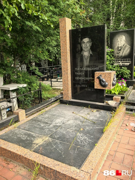 Могила спортсмена и тренера находится неподалеку от администрации кладбища, ее можно узнать по боксерским перчаткам  | Источник: Анастасия Шевякова / 86.RU