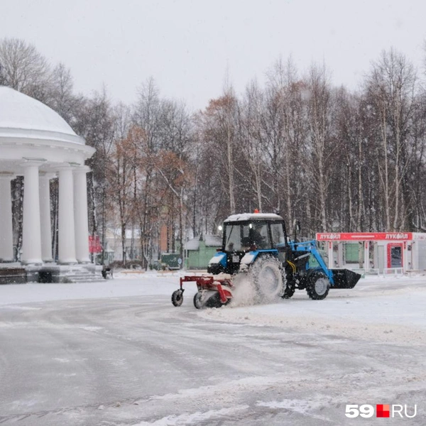 Пешеходные зоны в парке очищают от снега | Источник: Тимофей Калмаков / 59.RU